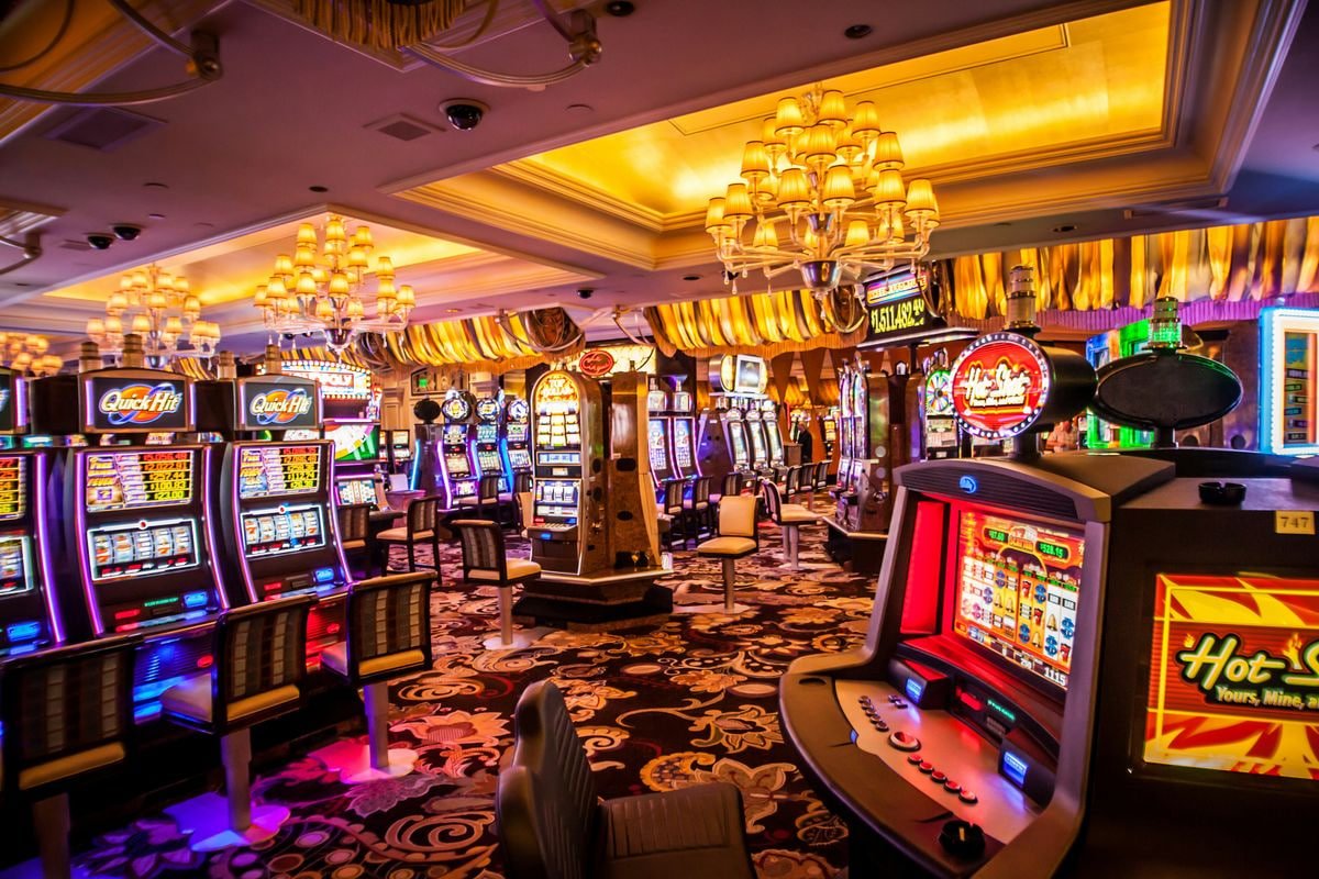 Responsible gaming reminder beside tennis tournament content on 7 bed for adults